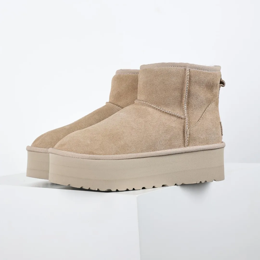Pick up locally 💰580 Core recommended good price It is a very suitable choice for home furnishings. In the new year, uug launched a series of styles, which are partial to the preferences of young consumers and have also moved to the forefront of fashion trends. Shoe body material: water-repellent coated suede upper, 17 mm UGGPURE™ implantable wool insole, lightweight non-slip and comfortable rubber outsole, with brand LOGO and trademark, with full packaging Size: 35 36 37 38 39 40